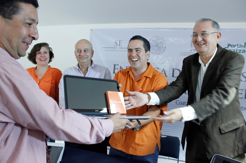 Entrega de equipos a MIPYMES del programa Fondo Emprendedor.