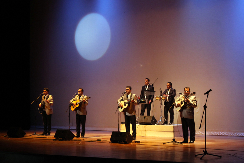 Concierto bolero, tríos y amor.